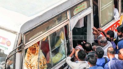 হেলপারের হাত যখন পিঠে