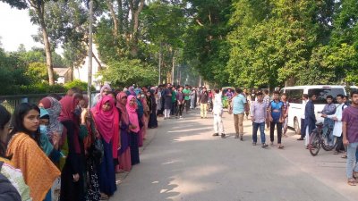 ক্যাম্পাস থেকে শাহরিয়ারকে শেষ বিদায় জানান সহপাঠীরা