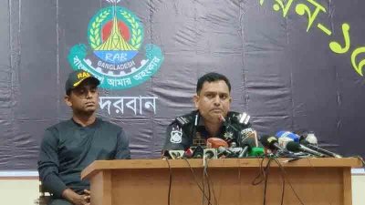 সংবাদ সম্মেলনে র&zwj;্যাবের লিগ্যাল অ্যান্ড মি&zwnj;ডিয়া উইংয়ের প&zwnj;রিচালক কমান্ডার খন্দকার আল মঈন
