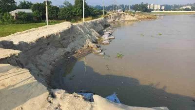 বেলকুচি উপজেলার বেতিল স্পার বাঁধে ধস নেমেছে