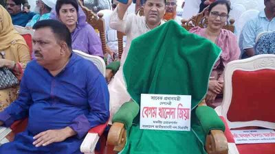 সমাবেশ মঞ্চের ঠিক মাঝখানে খালেদা জিয়ার জন্য একটি চেয়ার ফাঁকা রাখা হয়েছে