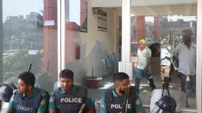 খুলনা রেলস্টেশনে পুলিশ-বিএনপি সংঘর্ষ