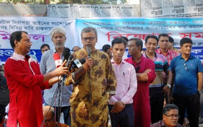 সমাবেশে বক্তব্য রাখেন ডিইউজে সভাপতি সোহেল হায়দার চৌধুরী