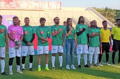 খেলা শুরুর আগে জাতীয় সংগীতের সঙ্গে কণ্ঠ মেলাচ্ছে &lsquo;দামাল&rsquo; টিম 