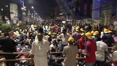 মঞ্চের সামনে অবস্থান নিয়ে নেতা-কর্মীরা রাতভর গানে-স্লোগানে মেতে ওঠেন