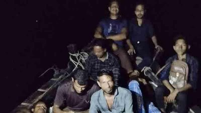 লঞ্চ বন্ধ থাকায় নৌকায়-ট্রলারে এসেছেন বিএনপির নেতা-কর্মীরা