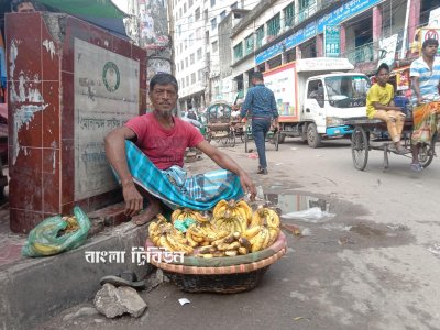 ঝড়ের ঝক্কি কাটিয়ে কাজে ফিরেছেন স্বল্প আয়ের মানুষ