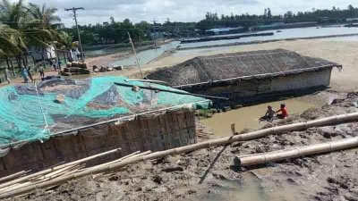 বৃষ্টি ও জোয়ারের পানিতে ডুবেছে চট্টগ্রাম নগরী