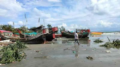 সেন্টমার্টিনে জোয়ারের পানি কমতে শুরু করেছে