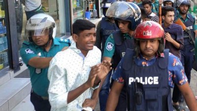 পুলিশের সঙ্গে স্বেচ্ছাসেবক দলের নেতাকর্মীদের সংঘর্ষ, গ্রেফতার ১০