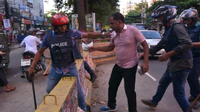 পুলিশের সঙ্গে স্বেচ্ছাসেবক দলের নেতাকর্মীদের সংঘর্ষ, গ্রেফতার ১০