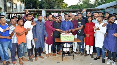 নীল পাঞ্জাবি পরিহিত শিপলু অনুসারীদের নিয়ে কেক কাটছেন