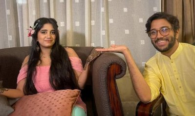 মেহেদি সন্ধ্যায় এভাবেই ফ্রেমবন্দি হলেন শেহতাজ ও প্রীতম