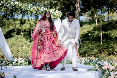 চা বাগানে ঘেরা উন্মুক্ত মঞ্চে প্রীতম-শেহতাজের মালাবদল