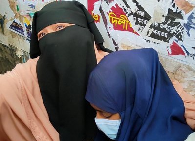 জাতীয় প্রেস ক্লাবের সামনে দুই নারী আত্মহত্যার চেষ্টা করেন 