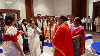 পশ্চিমবঙ্গের মুখ্যমন্ত্রীর সঙ্গে মতবিনিময় করছেন প্রধান বিচারপতি