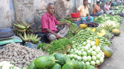 অন্যান্য বছরের তুলনায় এবার শাকসবজির দাম একটু বেশি বলছেন ক্রেতারা