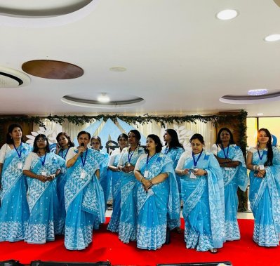 অগ্রণী বালিকা বিদ্যালয়ের পুনর্মিলনীতে অংশ নেওয়া সাবেক শিক্ষার্থীরা