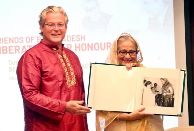 মার্কিন সিনেটরকে মরণোত্তর ‘ফ্রেন্ডস অব লিবারেশন ওয়ার অনার’ প্রদান