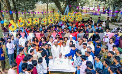 কেক কেটে প্রতিষ্ঠাবার্ষিকী উদযাপন করেন বিশ্ববিদ্যালয়ের শিক্ষক-শিক্ষার্থীরা