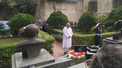 বঙ্গবন্ধুসহ ৪ নেতার প্রতিকৃতিতে স্বরাষ্ট্রমন্ত্রীর শ্রদ্ধা