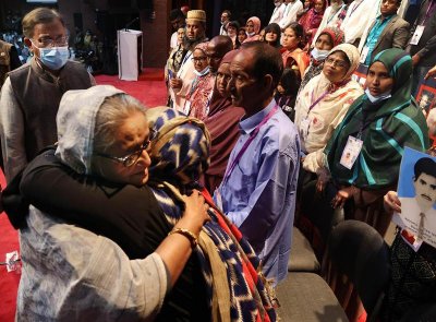অগ্নি সন্ত্রাসের কারণে ক্ষতিগ্রস্ত ব্যক্তিদের সঙ্গে কথা বলেন প্রধানমন্ত্রী শেখ হাসিনা