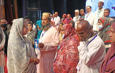 অগ্নি সন্ত্রাসের কারণে ক্ষতিগ্রস্ত ব্যক্তিদের সঙ্গে কথা বলেন প্রধানমন্ত্রী শেখ হাসিনা