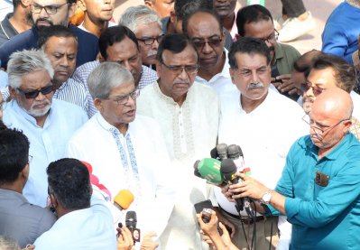 জিয়াউর রহমানের কবরে শ্রদ্ধা জানানোর পর সাংবাদিকদের সঙ্গে কথা বলেন মির্জা ফখরুল ইসলাম আলমগীর