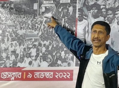 নূর হোসেনকে দেখেই মনে হচ্ছিল জ্বলন্ত পোস্টার হেঁটে যাচ্ছে