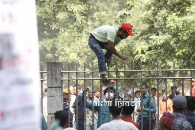 যুবলীগের সমাবেশস্থল ছেড়ে যাওয়ার চেষ্টা করেন অনেকে
