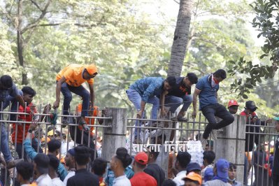 যুবলীগের সমাবেশস্থল ছেড়ে যাওয়ার চেষ্টা করেন অনেকে