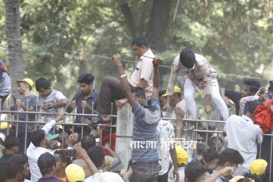 যুবলীগের সমাবেশস্থল ছেড়ে যাওয়ার চেষ্টা করেন অনেকে