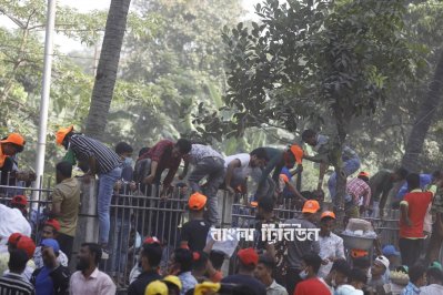 যুবলীগের সমাবেশস্থল ছেড়ে যাওয়ার চেষ্টা করেন অনেকে