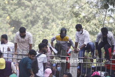 যুবলীগের সমাবেশস্থল ছেড়ে যাওয়ার চেষ্টা করেন অনেকে