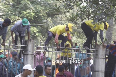 যুবলীগের সমাবেশস্থল ছেড়ে যাওয়ার চেষ্টা করেন অনেকে