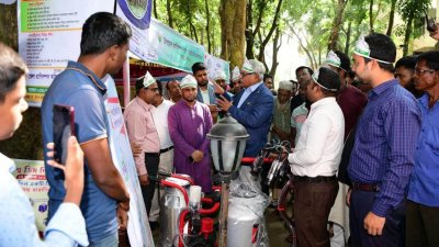 ডিজিটাল উদ্ভাবনী বিজ্ঞান মেলা পরিদর্শন করেন ডেপুটি স্পিকার মো. শামসুল হক টুকু 
