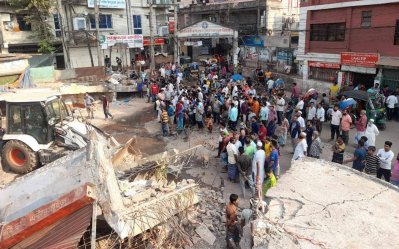 রায়েরবাজার মার্কেটে শতাধিক অবৈধ দোকান উচ্ছেদ
