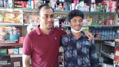 দুদুকের চাকরি হারানোর পর দোকানে বেচা-কেনা করেন শরিফ উদ্দিন