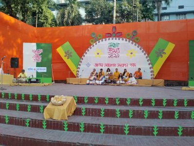 রাজধানীর নবান্ন উৎসবে বাহারি পিঠার সঙ্গে কবিতা-গান