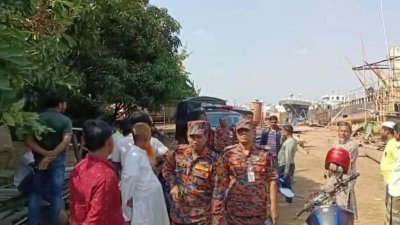 উদ্ধার করেন ফায়ার সার্ভিসের কর্মীরা