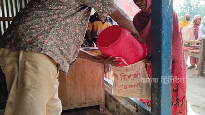 ছয় ঘণ্টা পর চাল পেলেন এক নারী