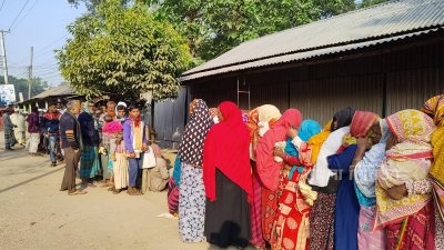 চালের জন্য সকাল থেকে লাইনে দাঁড়িয়ে আছেন তারা