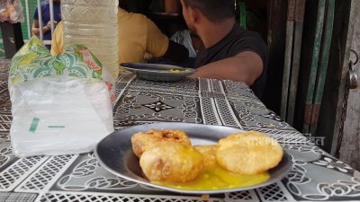 দিনে চার হাজার ৫০০ টাকার পুরি বিক্রি করেন বশির