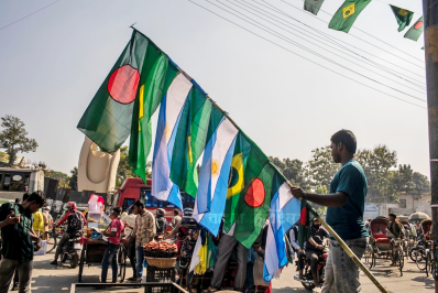 পতাকা বিক্রির হিড়িক (ফটো স্টোরি)