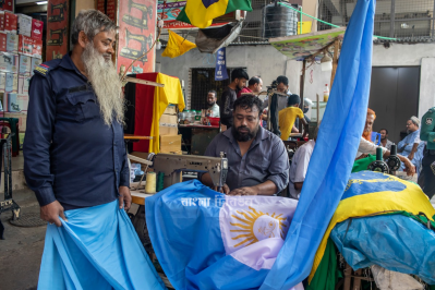 পতাকা বিক্রির হিড়িক (ফটো স্টোরি)