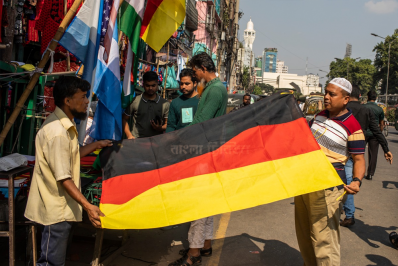 পতাকা বিক্রির হিড়িক (ফটো স্টোরি)