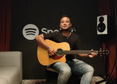 স্পটিফাই কার্যালয়ে গাইলেন জুনায়েদ ইভান