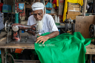 পতাকা বিক্রির হিড়িক (ফটো স্টোরি)
