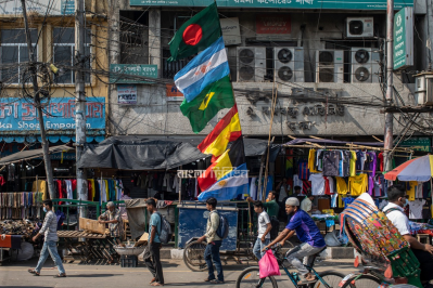 পতাকা বিক্রির হিড়িক (ফটো স্টোরি)