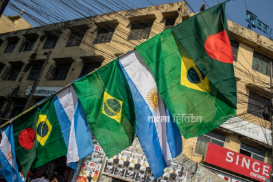 পতাকা বিক্রির হিড়িক (ফটো স্টোরি)